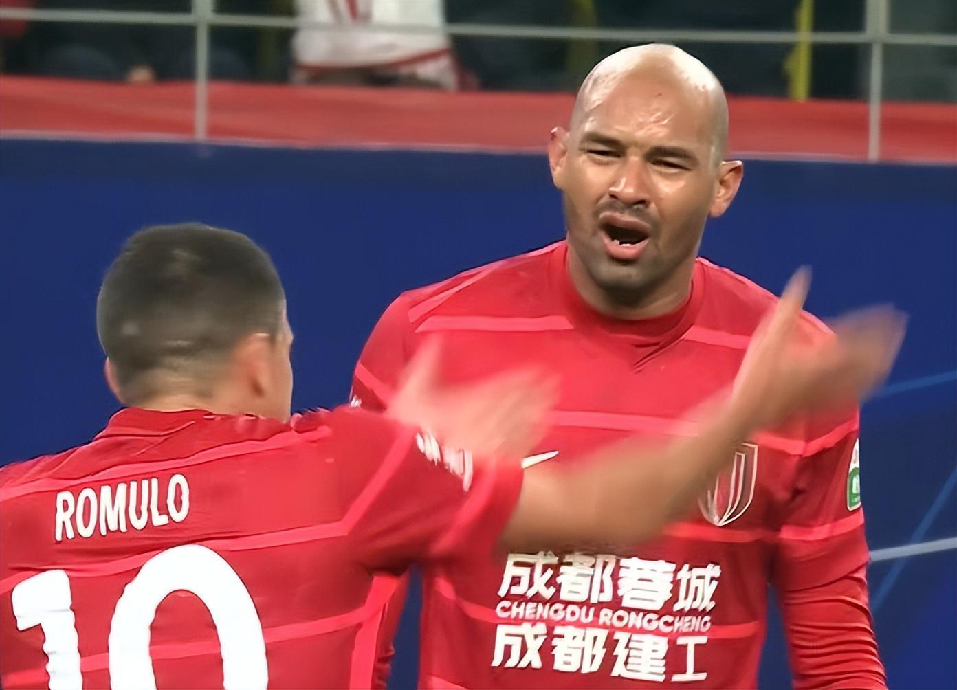 4-1！蓉城掀翻卫冕冠军登榜首，前国脚发挥失常，中超争冠白热化